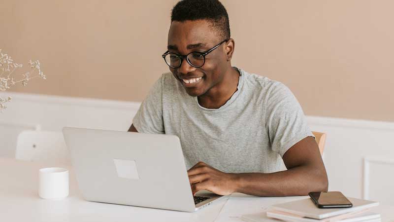 Choosing between affiliate marketing vs master resell rights